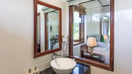 Nhà tắm rộng rãi sạch sẽ