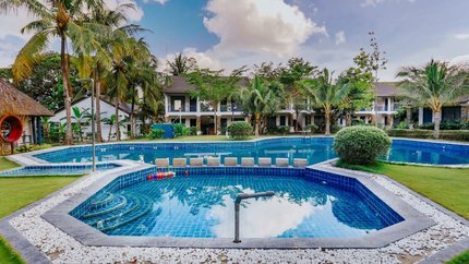 Hồ bơi tại resort