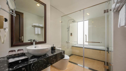 Phòng vệ sinh Suite Triple Ocean View (bath tub) Santa Luxury Hotel