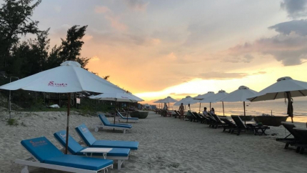 Bãi biển đối diện Santa Sea Villa Hoian