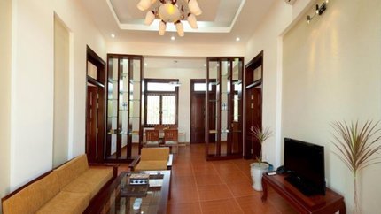 Phòng khách rộng, có sofa