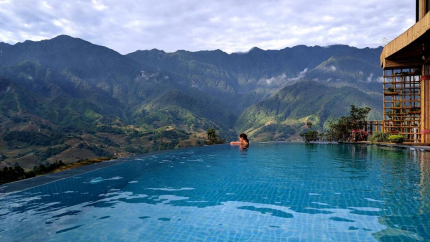 Bể bơi vô cực ngoài trời