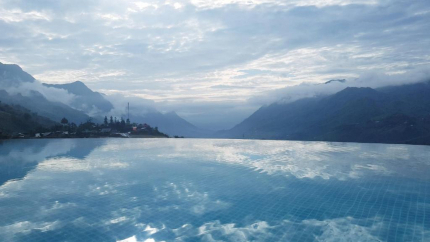 Bể bơi vô cực ngoài trời