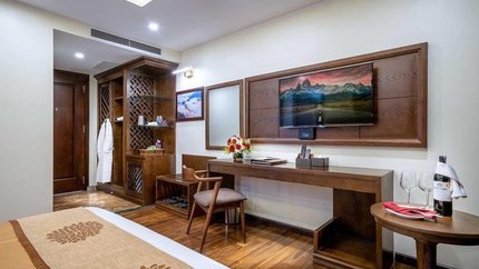 Phòng được trang bị tivi cũng như bàn làm việc hiện đại