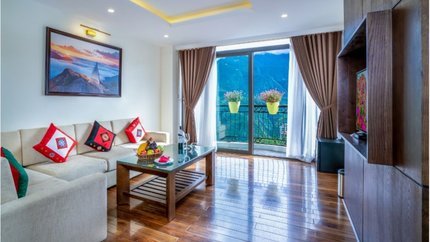 Phòng khách hướng núi có diện tích lớn và thiết kế sang trọng