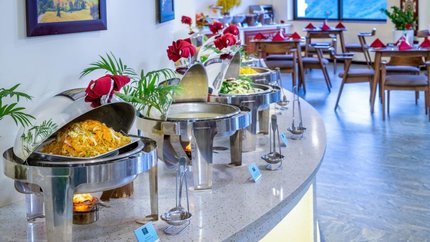 Quầy buffet với đa dạng các món ăn từ Á đến Âu