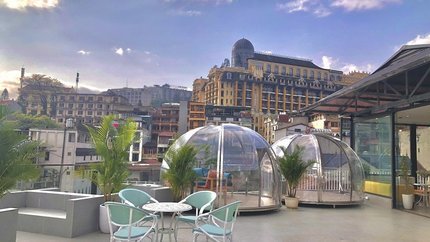 Quán cafe trên sân thượng, có thể ngắm toàn cảnh thị trấn Sapa