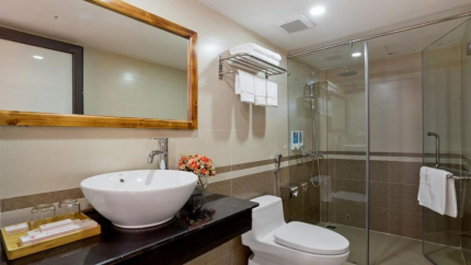 Không gian phòng tắm của khách sạn