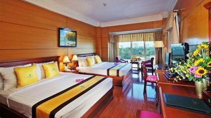 Giường ngủ rộng, có bàn làm việc