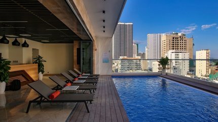 Hồ bơi có ghế tắm nắng