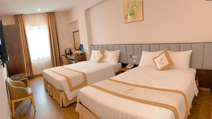 Không gian phòng rộng, có bàn làm việc