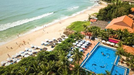 Bể bơi ngoài trời sát biển