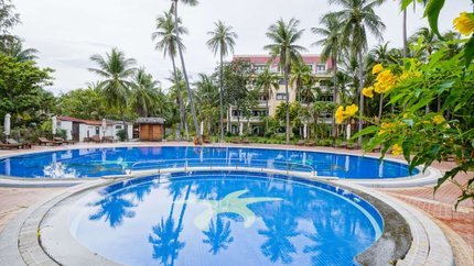 Bể bơi thứ 2 trong sân vườn