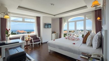 Hệ thống cửa sổ lớn giúp phòng luôn có đủ ảnh sáng tự nhiên