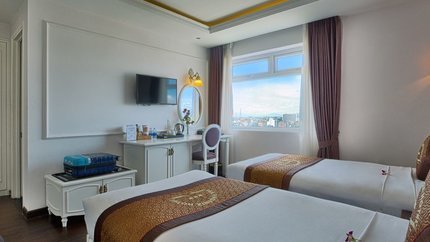 Cửa sổ lớn giúp phòng luôn thoáng mát