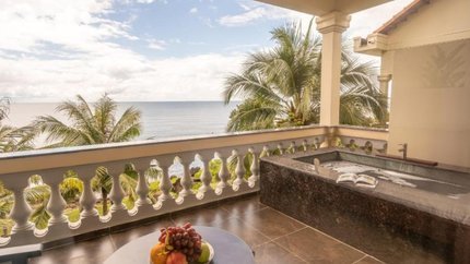 Bồn tắm ngoài ban công hướng biển .