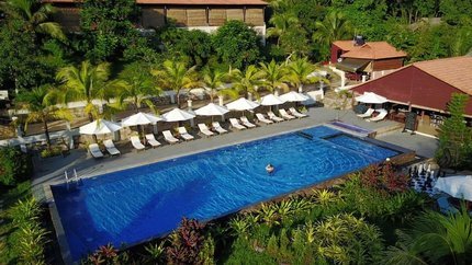 Hồ bơi riêng nằm giữa resort