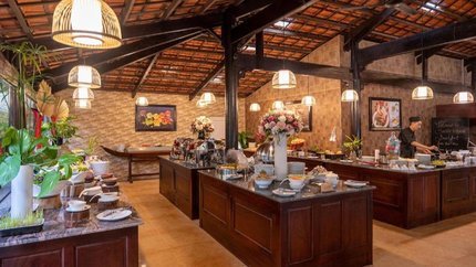 Nhà hàng, quầy buffet đa dạng món ăn