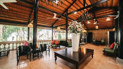 Sảnh cafe hướng vườn thư dãn