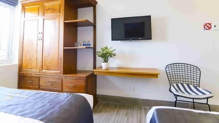 Phòng có tủ và ghế ngồi