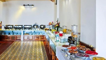Quầy buffet với thực đơn đa dạng