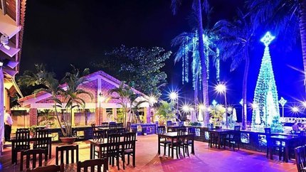 Sảnh cafe vào buổi tối