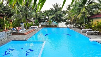 Hồ bơi tại resort