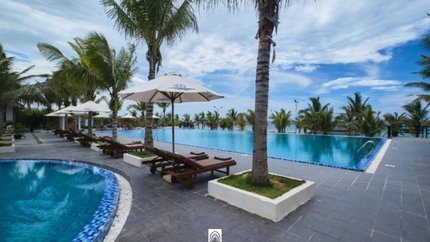 Có cả bể bơi trẻ em và người lớn