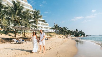 Cặp đôi dạo chơi trên biển