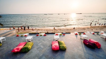 Thưởng thức đồ uống bên bờ biển