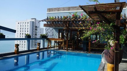 Bể bơi trên tầng thượng