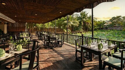 Khung cảnh tuyệt đẹp nhìn từ nhà ăn