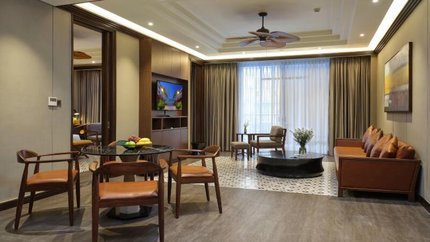 Phòng khách với sofa