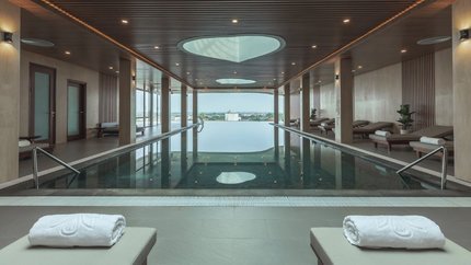 Hồ bơi trong nhà diện tích rộng