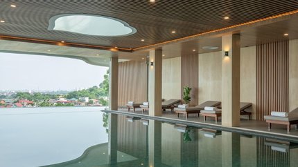 Hồ bơi trong nhà với tầm nhìn bao trọn thành phố