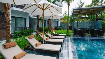 Nghỉ mát tại hồ bơi