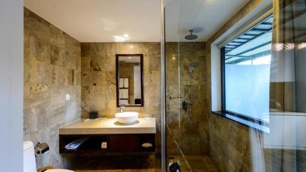 Nhà vệ sinh trong phòng