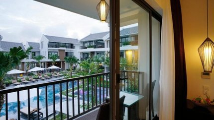 Phòng hướng nhìn về phía hồ bơi