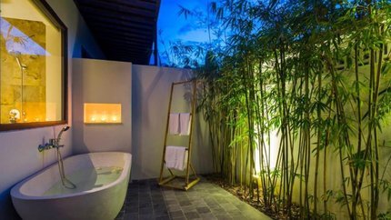 Bồn tắm được bố trí cùng không gian xanh