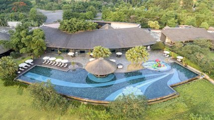 Toàn cảnh bể bơi ngoài trời