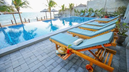 Hồ bơi ngoài trời