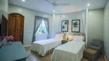 Phòng có cửa sổ thoáng, trang trí đơn giản, gần gũi