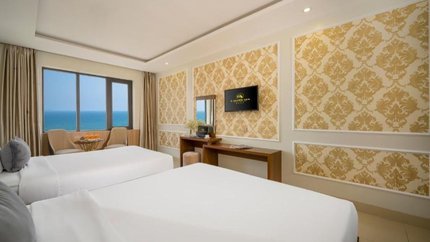 Phòng thiết kế không gian rộng với cửa sổ hướng biển