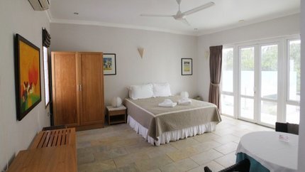 Phòng có tủ đồ, bàn làm việc