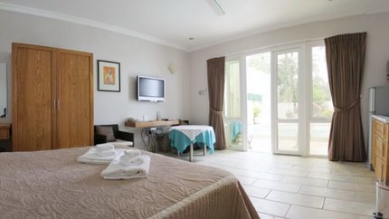 Cửa chính lớn làm cho không gian phòng rất thoáng