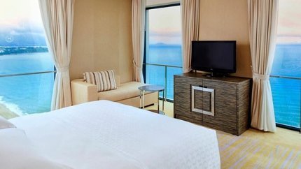 Cửa lớn, ban công rộng hướng ra biển