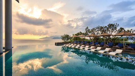 Bể bơi khách sạn 5*