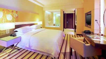 Diện tích phòng rộng, phòng có bàn làm việc