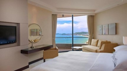 Tiện nghi đầy đủ, phòng có tivi, sofa