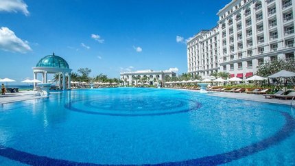 Bể bơi ngoài trời nằm ngay sát biển